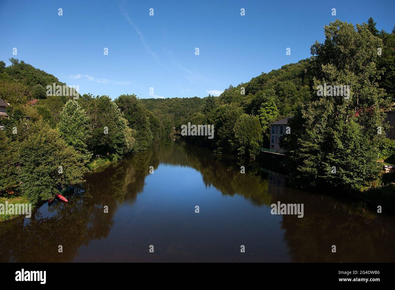 Il fiume Viaur a Pont de Cirou al confine tra Aveyron e Tarn, Francia Foto Stock
