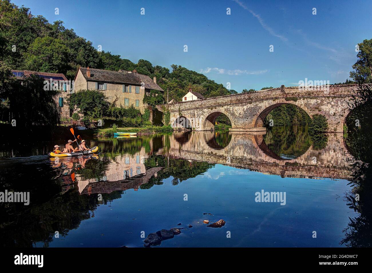 Canoa sul fiume Viaur a Pont de Cirou, al confine tra Aveyron e Tarn, Francia Foto Stock