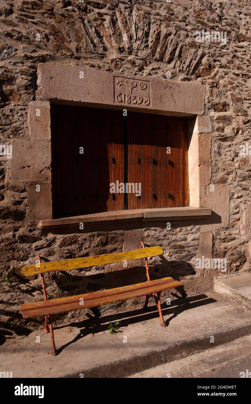 Panchina e finestra, Pont de Cirou al confine tra Aveyron e Tarn, Francia Foto Stock