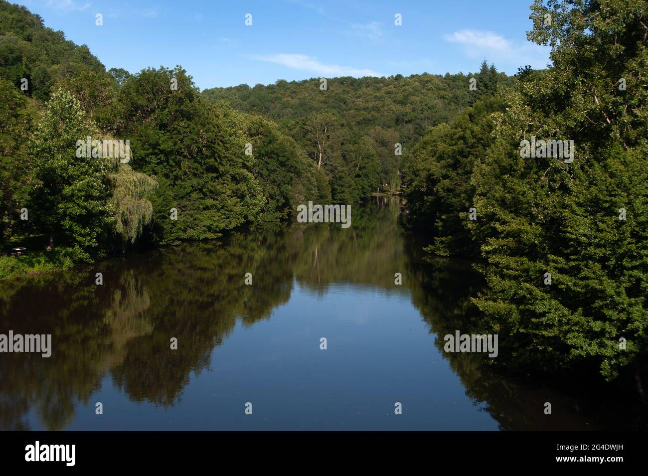 Il fiume Viaur a Pont de Cirou al confine tra Aveyron e Tarn, Francia Foto Stock