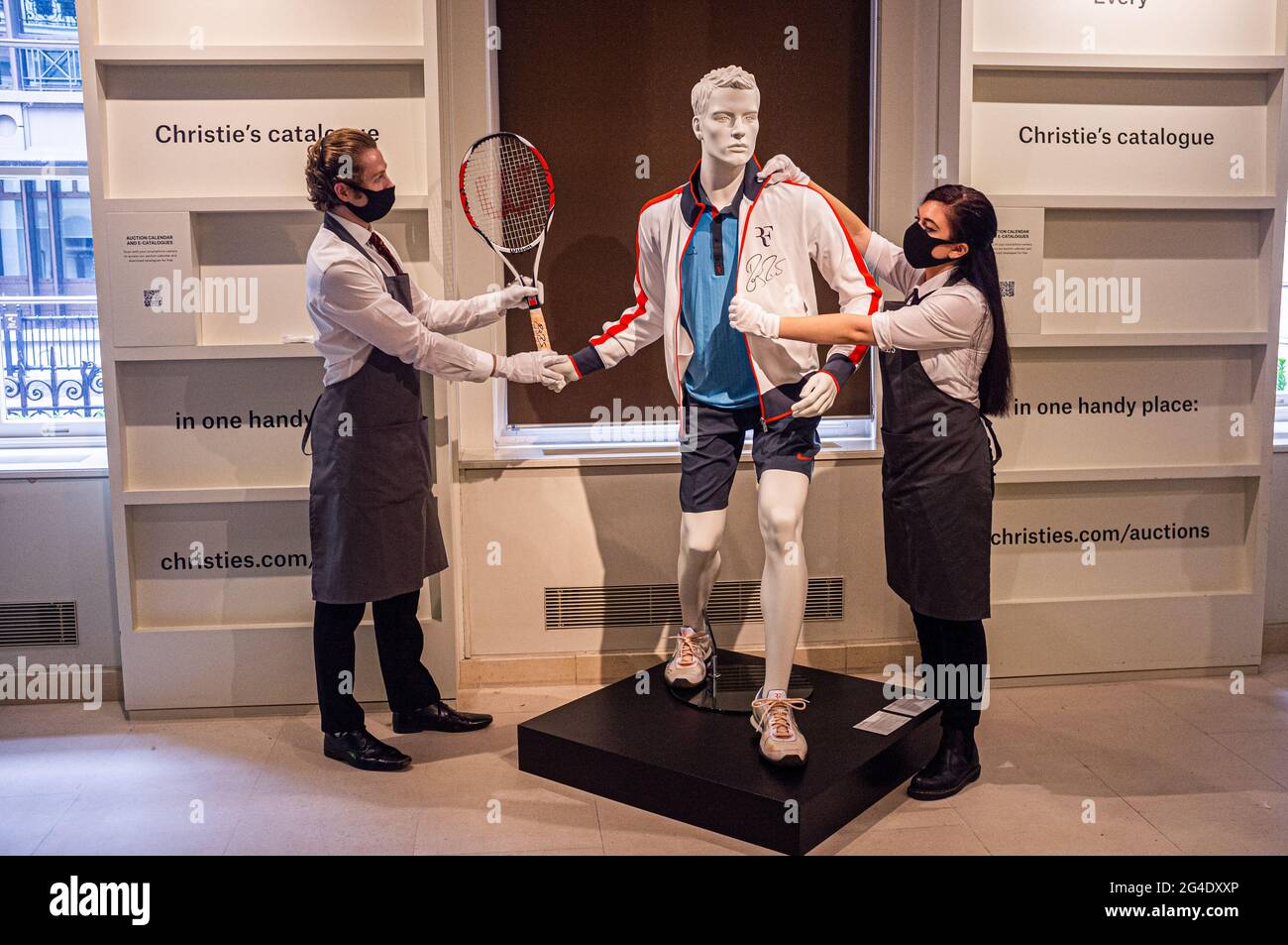 LONDRA 21 giugno 2021. L'anteprima di Chrsties della collezione Roger Federer a beneficio della Roger Federer Foundation comprende cimeli sportivi e 20 partite delle sue vittorie Grand Slam che saranno offerte per l'asta a Londra il 23 giugno. Credit amer Ghazzal/Alamy Live News Foto Stock