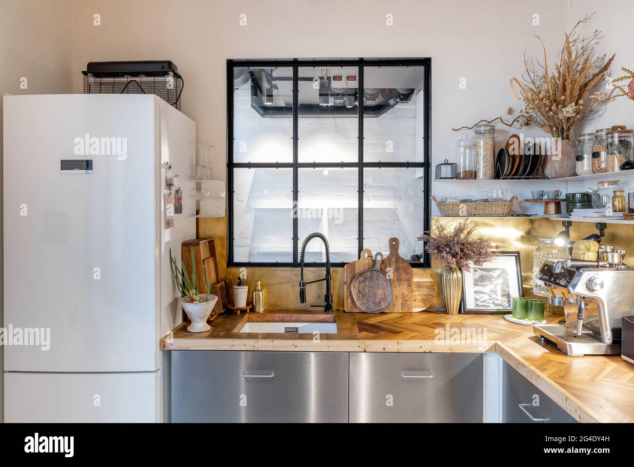 Cucina interna con finestra loft in moderno stile industriale Foto stock -  Alamy