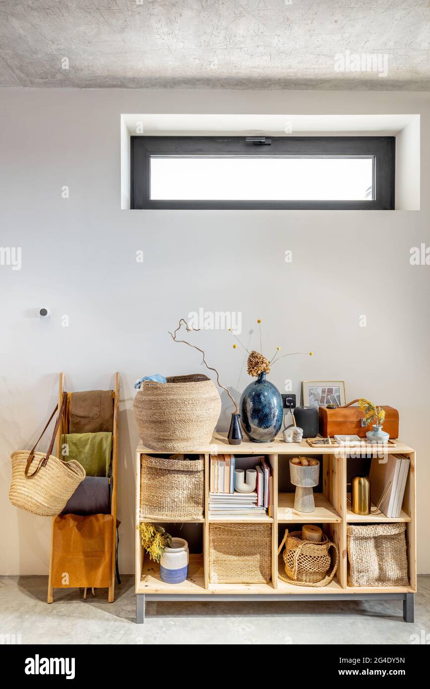 Commode in legno decorato nel soggiorno Foto Stock