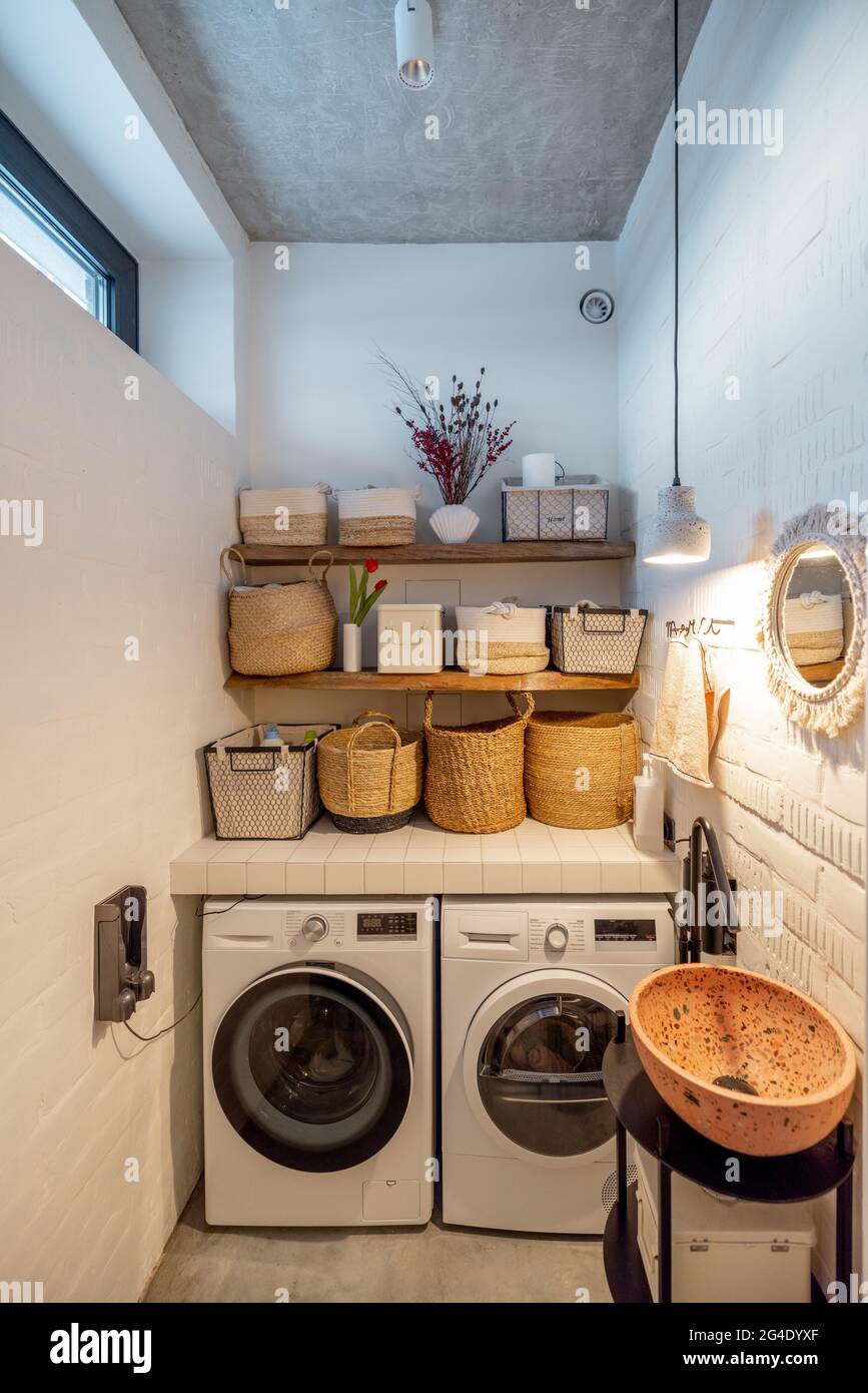 Lavanderia a domicilio con macchine e cestini Foto Stock