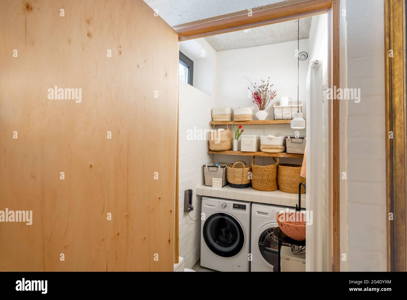 Lavanderia a domicilio con macchine e cestini Foto Stock