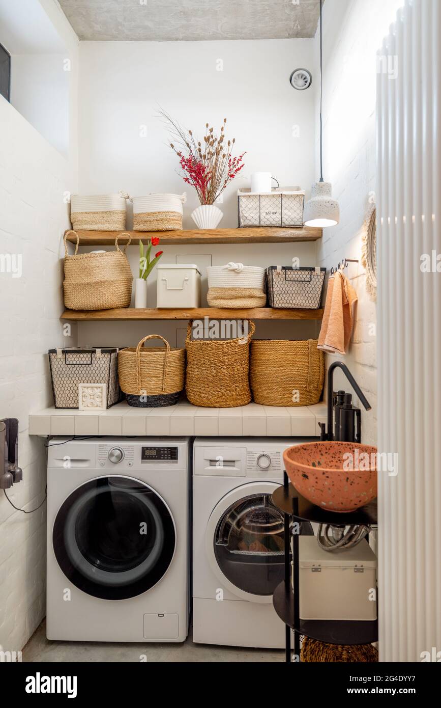 Lavanderia a domicilio con macchine e cestini Foto Stock