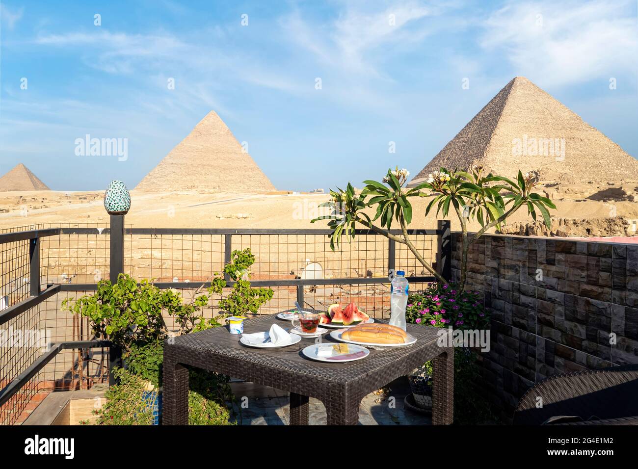 Colazione del viaggiatore. Un tavolo in un ristorante esterno con una vista fantastica delle grandi piramidi di Giza. Il Cairo. Egitto. Cena romantica Foto Stock