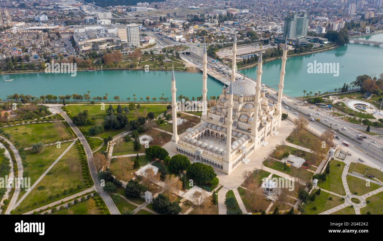 La grande moschea con alti minareti, che ha alta qualità di tiro, impressiona i visitatori con tutte le sue bellezze. Foto Stock