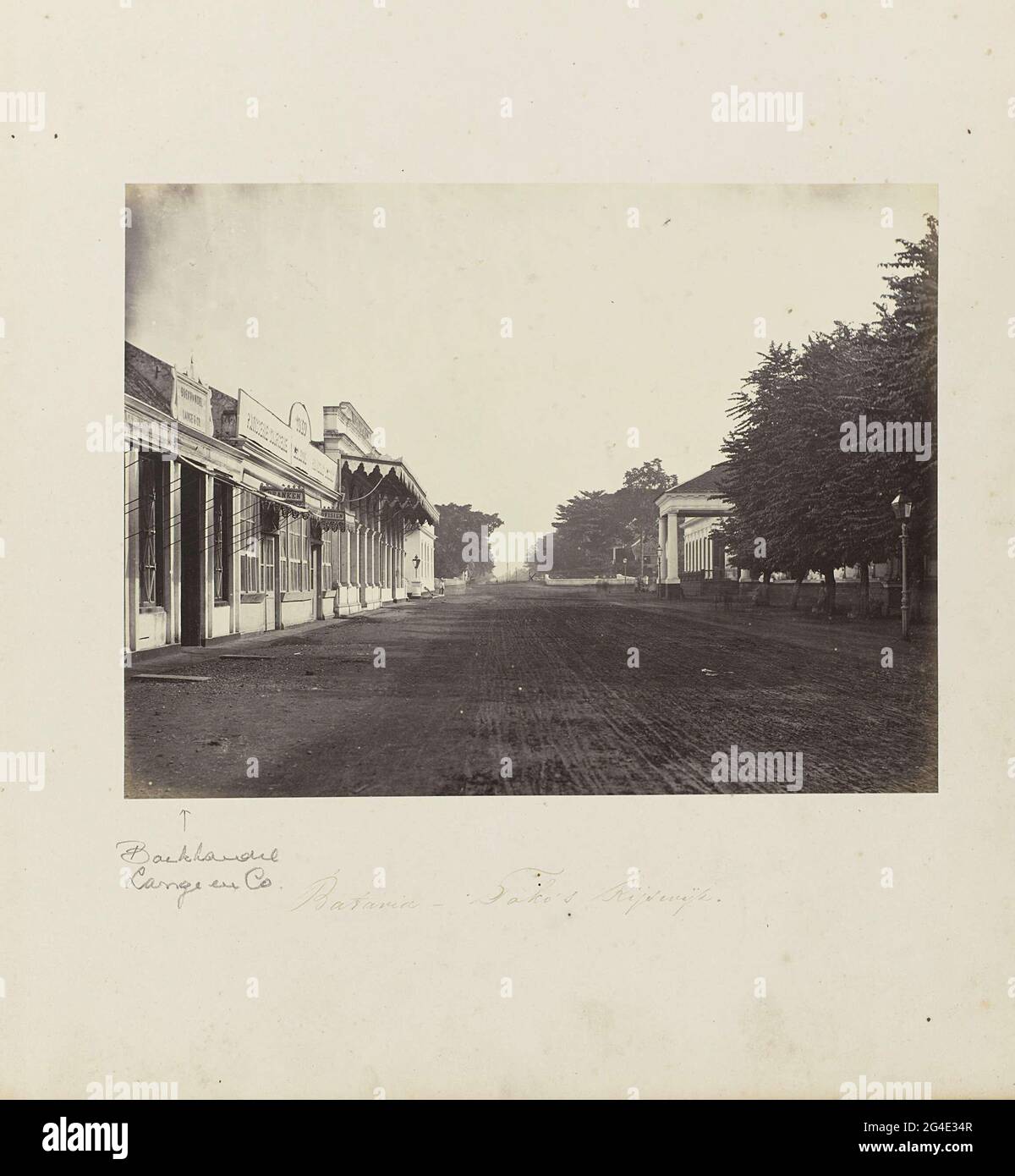 . Via dello shopping a Rijswijk in Batavia, ha lasciato la libreria Lange & Co., sulla società destra l'armonia. Parte dell'album fotografico rosso con foto di Giava, dal possesso del farmacista Woodpecker-grap, di ritorno in Olanda da Batavia nel 1865. Foto Stock