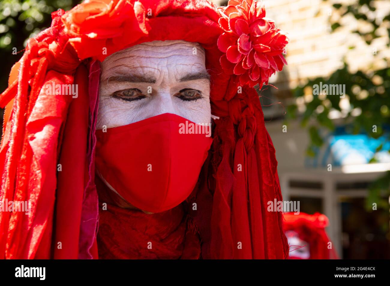 Ribelli rossi, Red Rebel Brigade simboleggia il sangue comune che condividiamo con tutte le specie, artivista prestazioni nternazionali che ci unisce e ci fa sopra Foto Stock