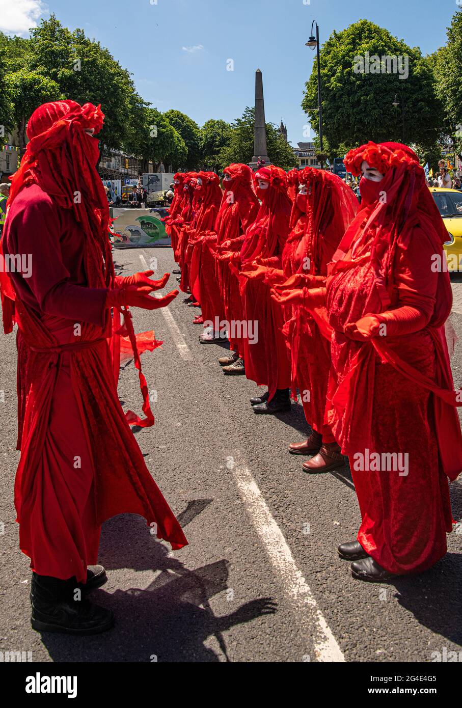 Ribelli rossi, Red Rebel Brigade simboleggia il sangue comune che condividiamo con tutte le specie, artivista prestazioni nternazionali che ci unisce e ci fa sopra Foto Stock