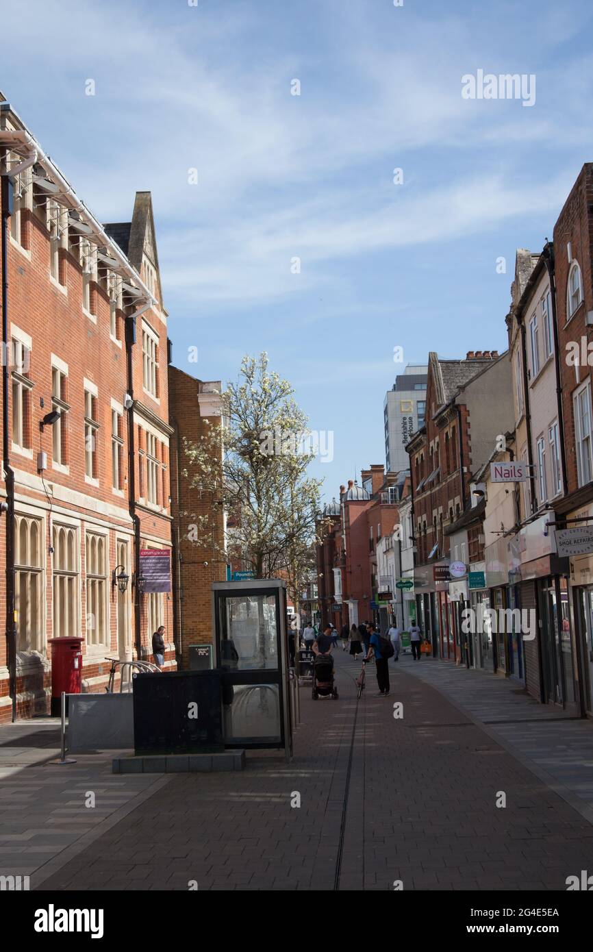 Vista lungo la High Street a Maidenhead, Berkshire nel Regno Unito Foto Stock