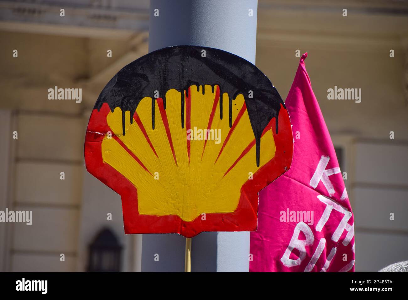 Londra, Regno Unito. 31 maggio 2021. Logo Oil-Stained Shell alla protesta della ribellione estinzione fuori dal Museo della Scienza di South Kensington. Gli attivisti si sono riuniti ancora una volta fuori dal museo come parte della loro protesta continua contro la sponsorizzazione di Shell della mostra Our Future Planet Climate Change. Foto Stock