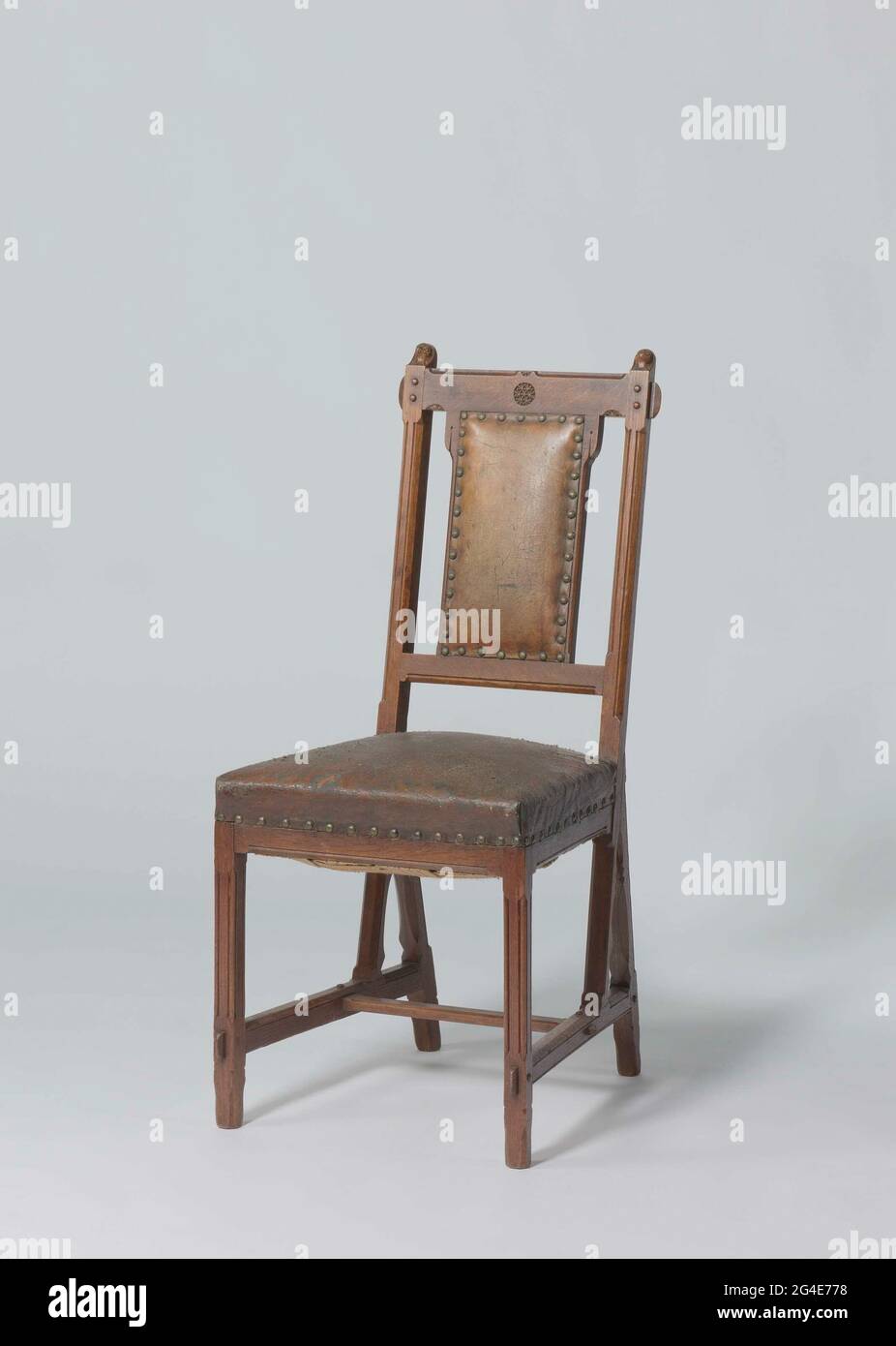 . Sedia di quercia. Le gambe anteriore e posteriore sono interconnesse per mezzo di una croce ad H con composti a perno e foro, i cui perni sono cuciti attraverso le gambe. I modelli posteriori inclinati si ritrovano in coppette di uccelli e riposano sulla croce. Il corrimano poggia sui sostegni durante la sessione e questi servono anche come gambe posteriori. Lo schienale è collegato sia sopra che sotto da una riga intermedia. La regola superiore contiene una forma a stella tagliata al centro. Tra le regole c'è un pannello che è rivestito di pelle marrone e fissato con chiodi di rame. Il sedile è inoltre rivestito in pelle marrone e sec Foto Stock