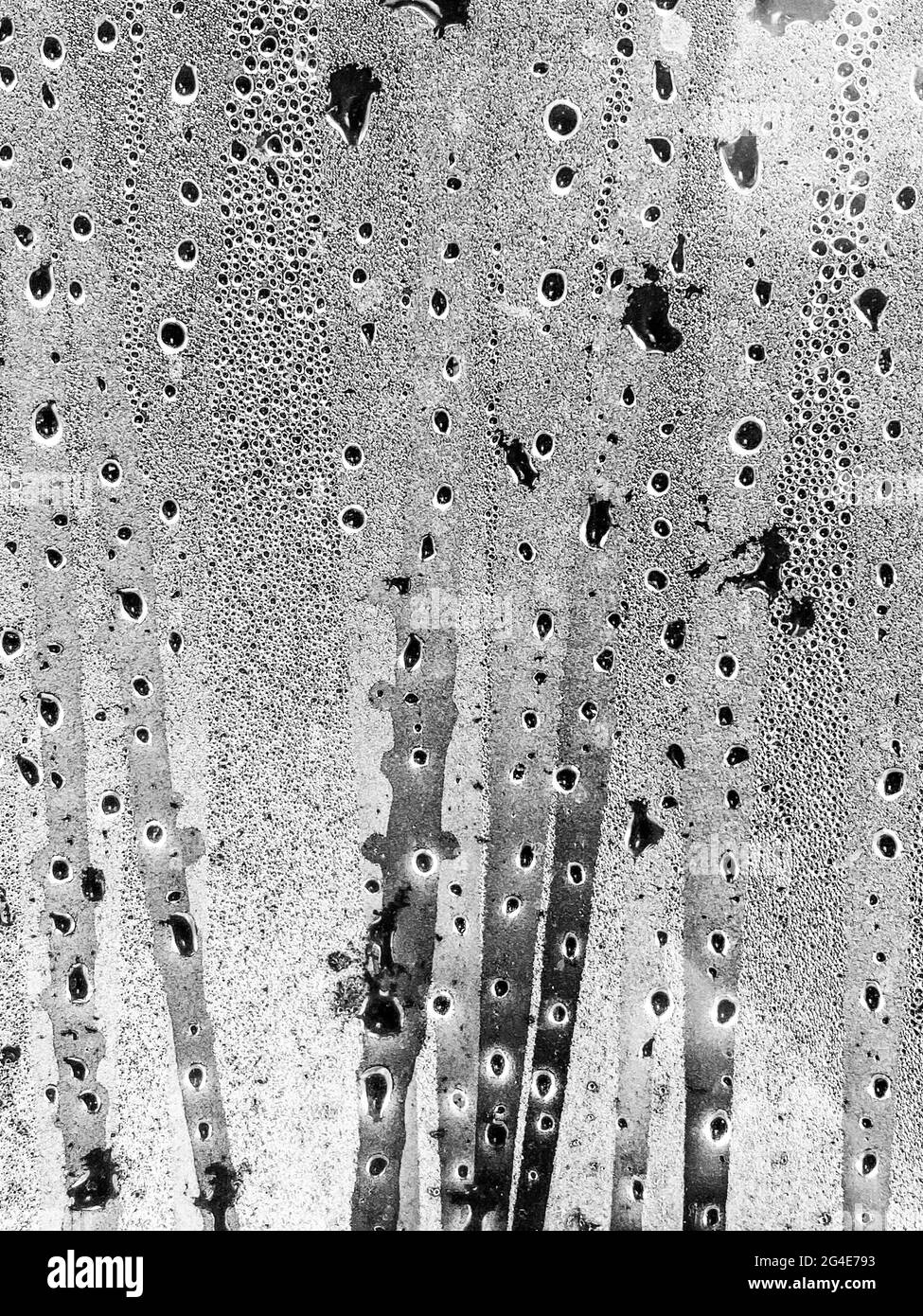 Gocce scure di acqua sul vetro sudato. Sfondo. Foto Stock