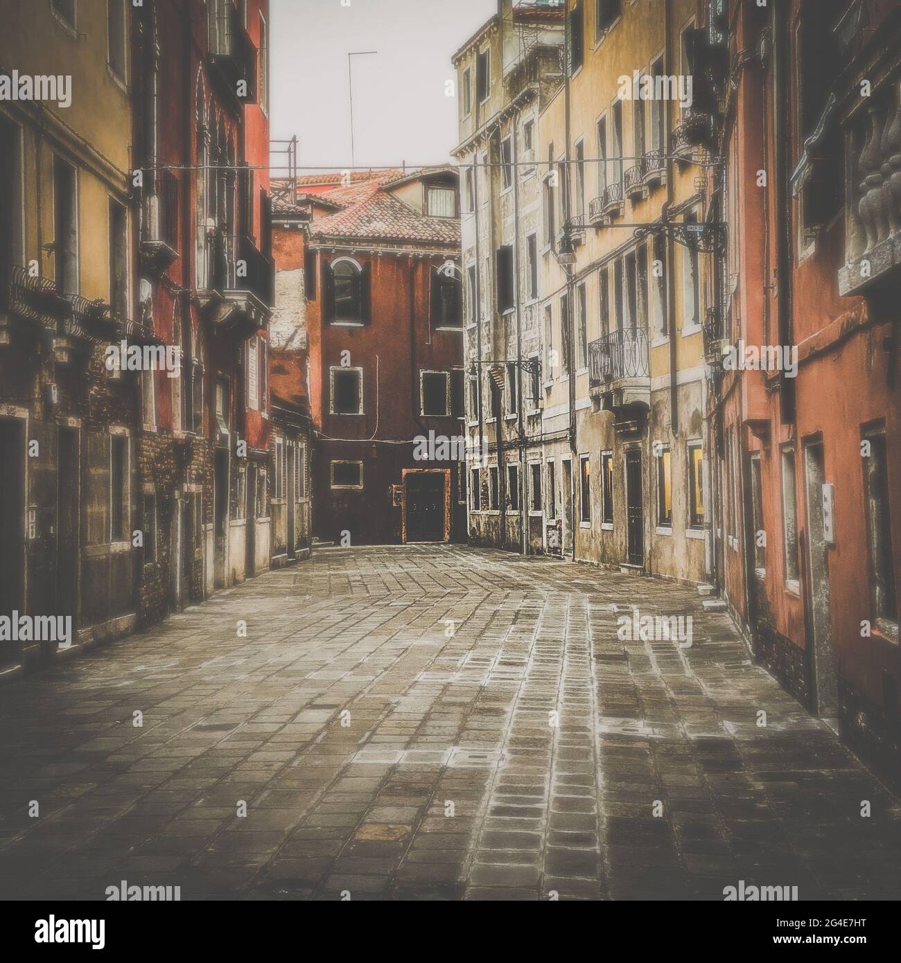 Piccola piazza a Venezia senza persone durante la crisi italiana di blocco COVID-19, Italia. Vintage filtrato Foto Stock