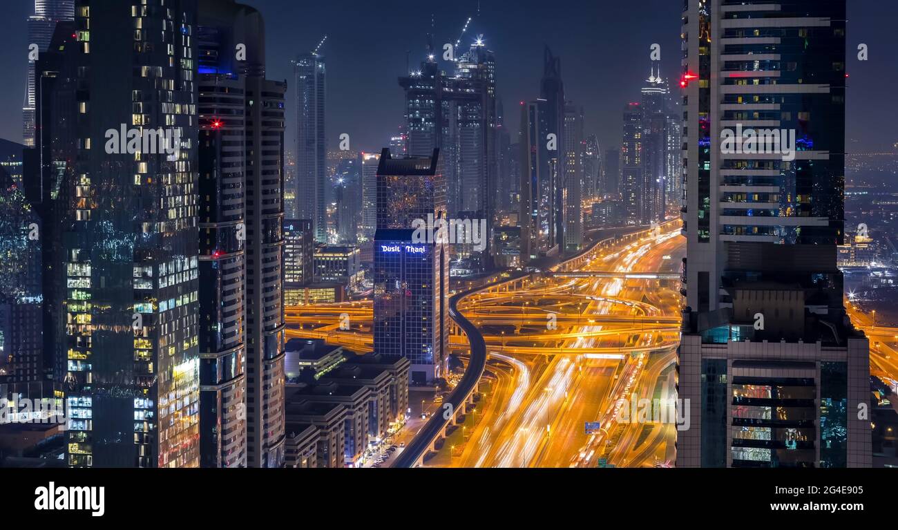 Incredibile skyline notturno del centro di Dubai con i grattacieli più alti al tramonto. Dubai, Emirati Arabi Uniti Foto Stock