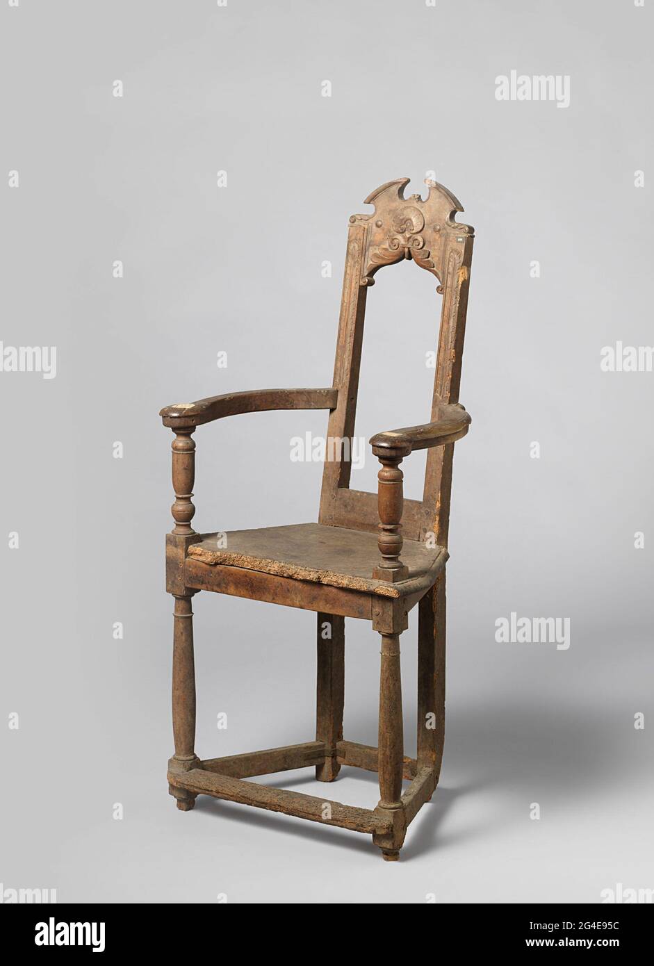 Poltrona. Poltrona di Nuthout (Z.G. Caquetoire). Le gambe anteriori sono colonnari. Le gambe sono collegate al fondo da regole. Il freno di seduta trapezoidale ha una lama piegata sui lati; la forma dei quattro braccioli, con sezioni a vaso, e la distanza narrativa tra la gamba posteriore corrisponde a questo. Il dorso ha un pannello piatto con moresken e si appoggia sulla sommità di una conchiglia con coronamento a forma di vaso nel mezzo di volute a foglia degenerata. Gli stili posteriori sono canalizzati. Foto Stock