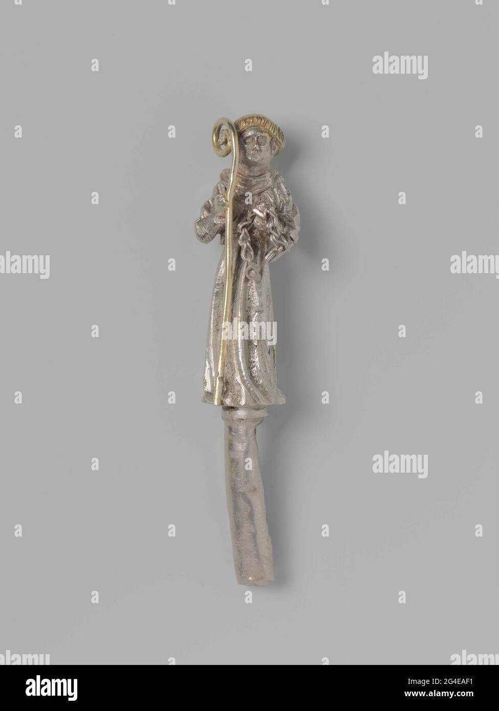 . Immagine di argento fuso, raffigurante il santo Leonardus con bastone, boa rotta e catena. La figurina è su un alto, allineato con tubo filettato. Foto Stock