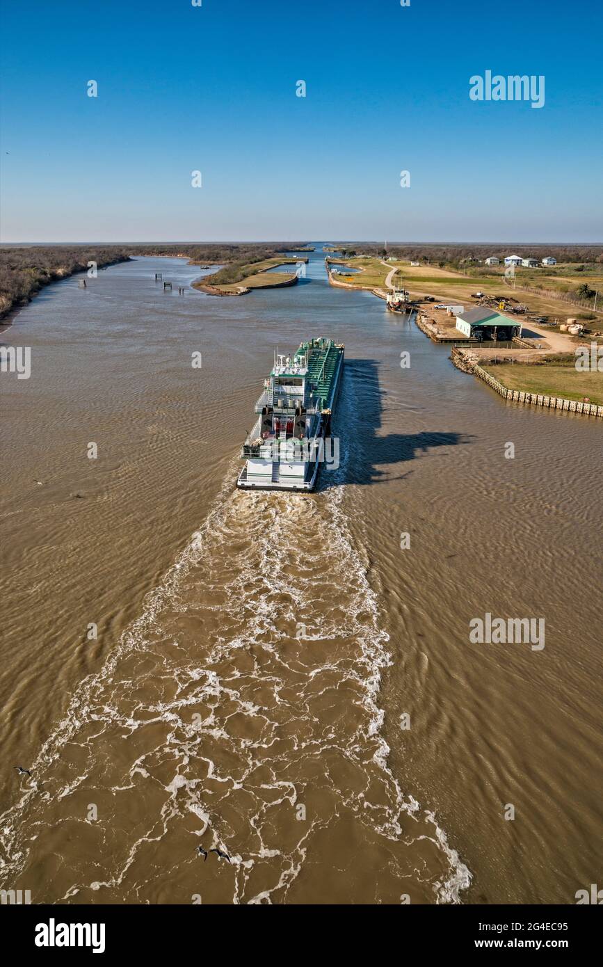 Chiatta presso la Intracoastal Waterway, vista dal ponte autostradale di Matagorda, Texas, Stati Uniti Foto Stock