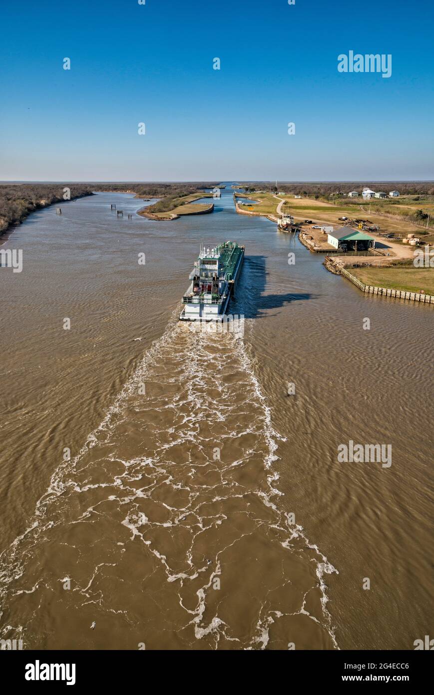 Chiatta presso la Intracoastal Waterway, vista dal ponte autostradale di Matagorda, Texas, Stati Uniti Foto Stock