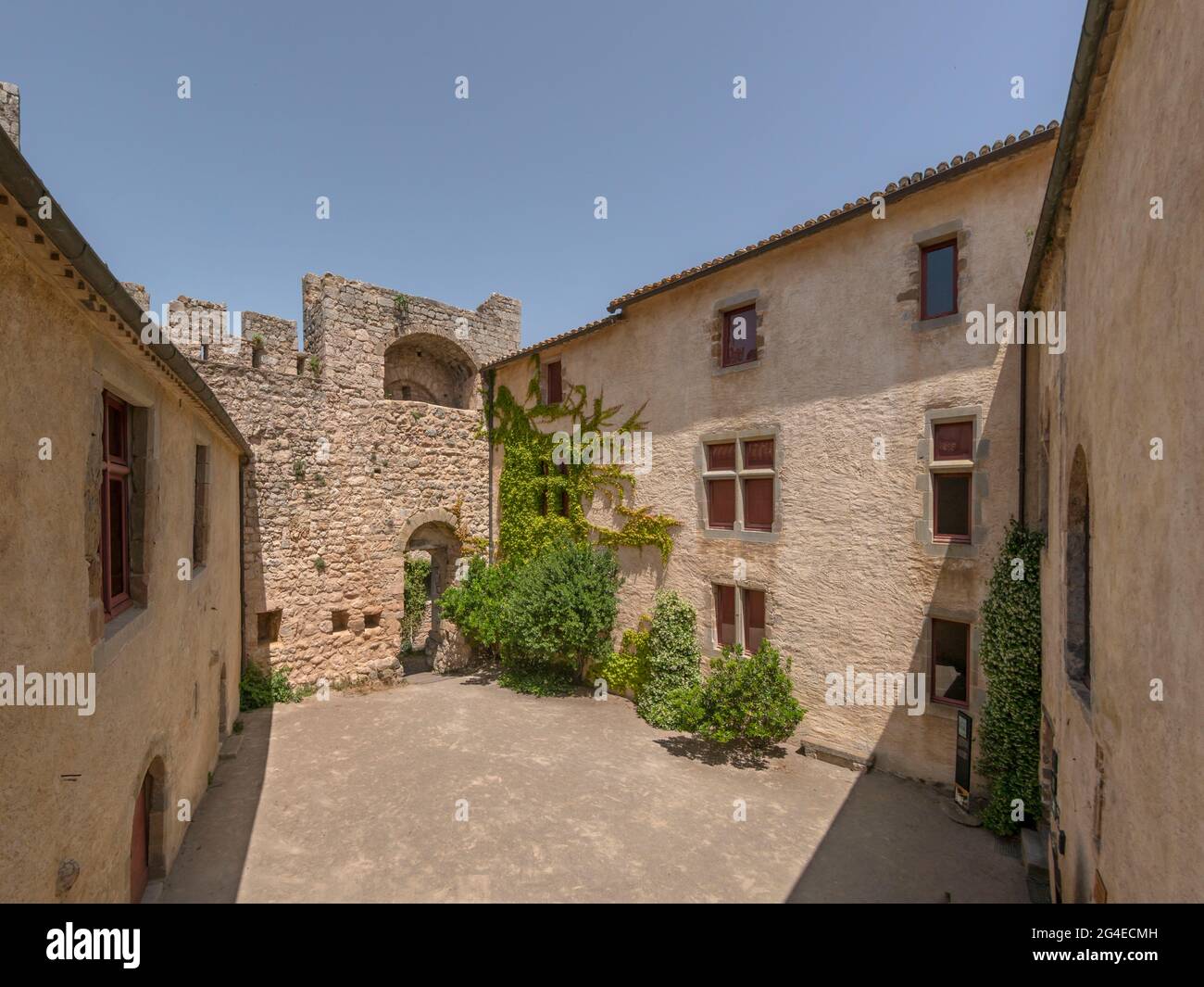 FRANCIA - AUDE (11) CASTEL VILLEROUGE-TERMENES. CORTILE INTERNO E INGRESSO NORD. FU QUI CHE, DURANTE L'INQUISIZIONE, FU BRUCIATO AL PALO W. Foto Stock