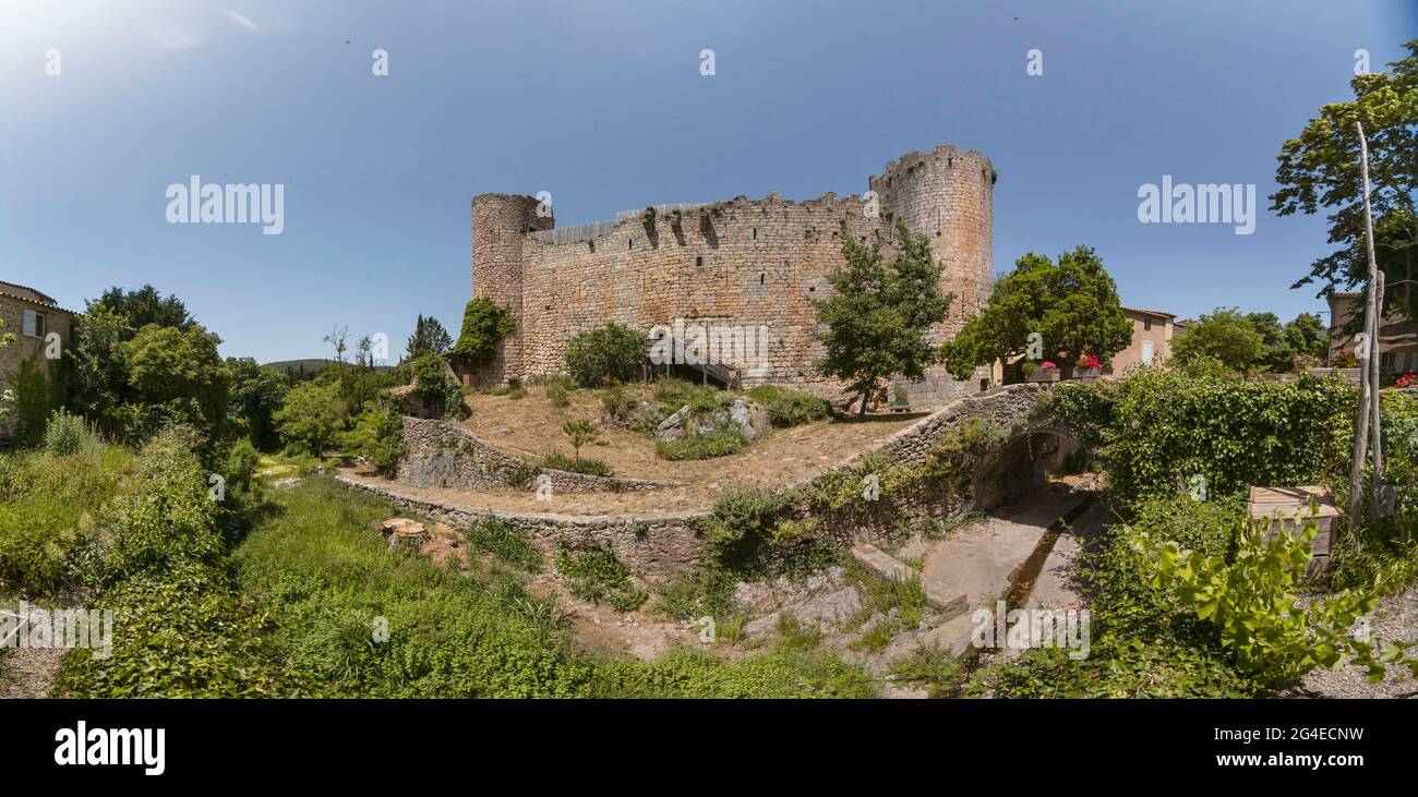 FRANCIA - AUDE (11) CASTEL VILLEROUGE-TERMENES. IL RECINTO FORTIFICATO VISTO DAL SUD. IN PRIMO PIANO, YOULES STREAM, SECCO IN ESTATE. Foto Stock