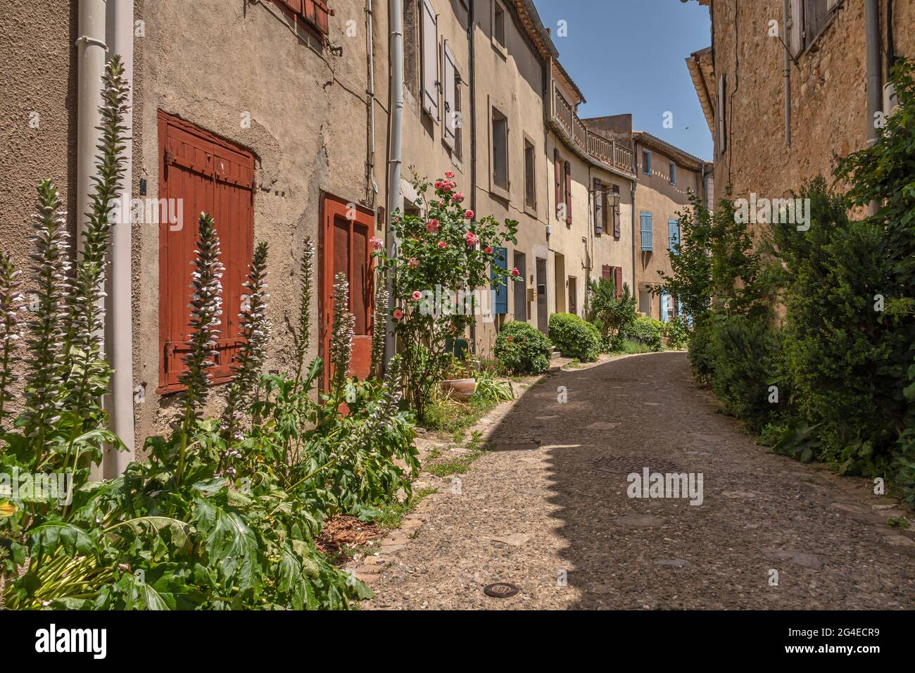 FRANCIA - AUDE (11) CASTEL VILLEROUGE-TERMENES. NEL CENTRO DEL BORGO MEDIEVALE, RUE DU COUVENT, COSTEGGIANDO IL CASTELLO A NORD E AD EST. Foto Stock