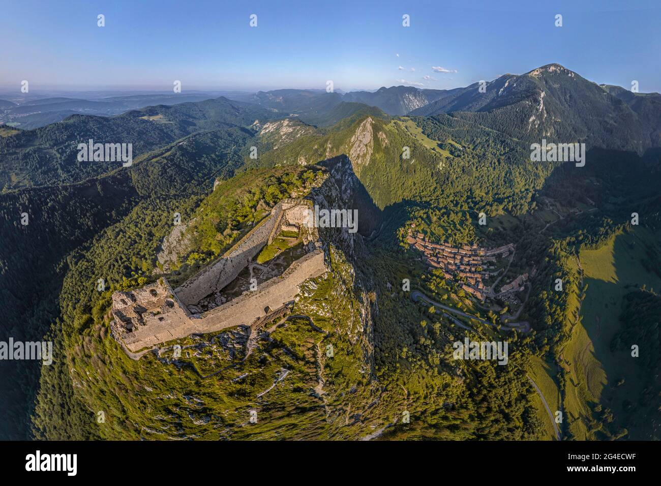 FRANCIA - ARIEGE (09) - CASTELLO DI MONTSEGUR. VISTA DAL SUD EST, AL TRAMONTO. SI TROVA AD UN'ALTITUDINE DI 1207M, SULLA PARTE PIÙ ALTA DI UNO SPERONE ROCCIOSO Foto Stock