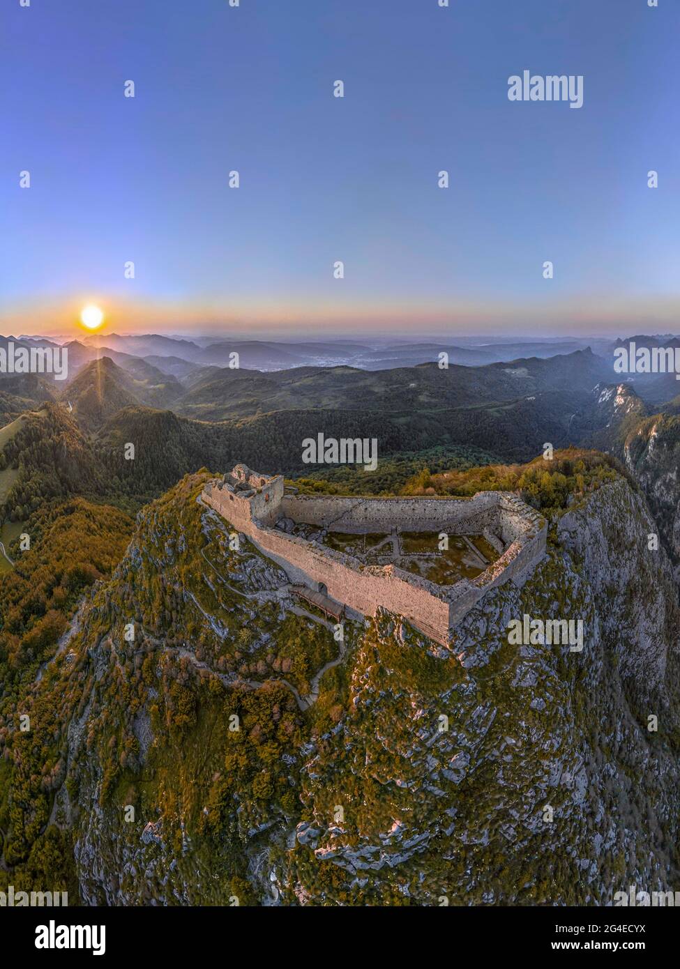 FRANCIA - ARIEGE (09) - CASTELLO DI MONTSEGUR. VISTA DAL SUD EST, AL TRAMONTO. SI TROVA AD UN'ALTITUDINE DI 1207M, SULLA PARTE PIÙ ALTA DI UNO SPERONE ROCCIOSO Foto Stock
