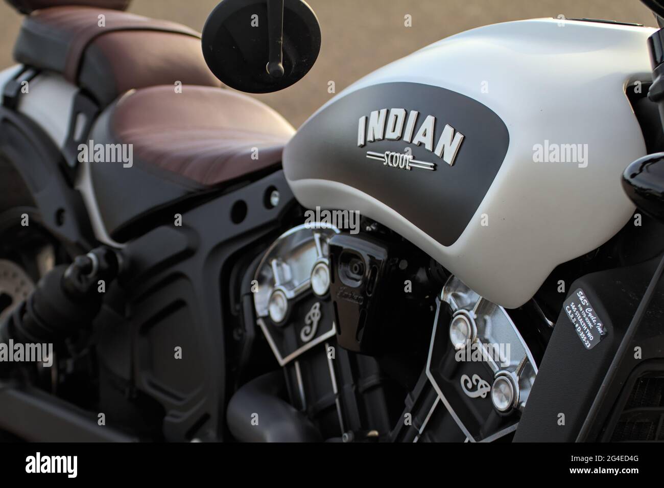 Modern Indian Scout Bobber Motorcycle con il logo indiano sul serbatoio di benzina Mudeford Quay UK Foto Stock