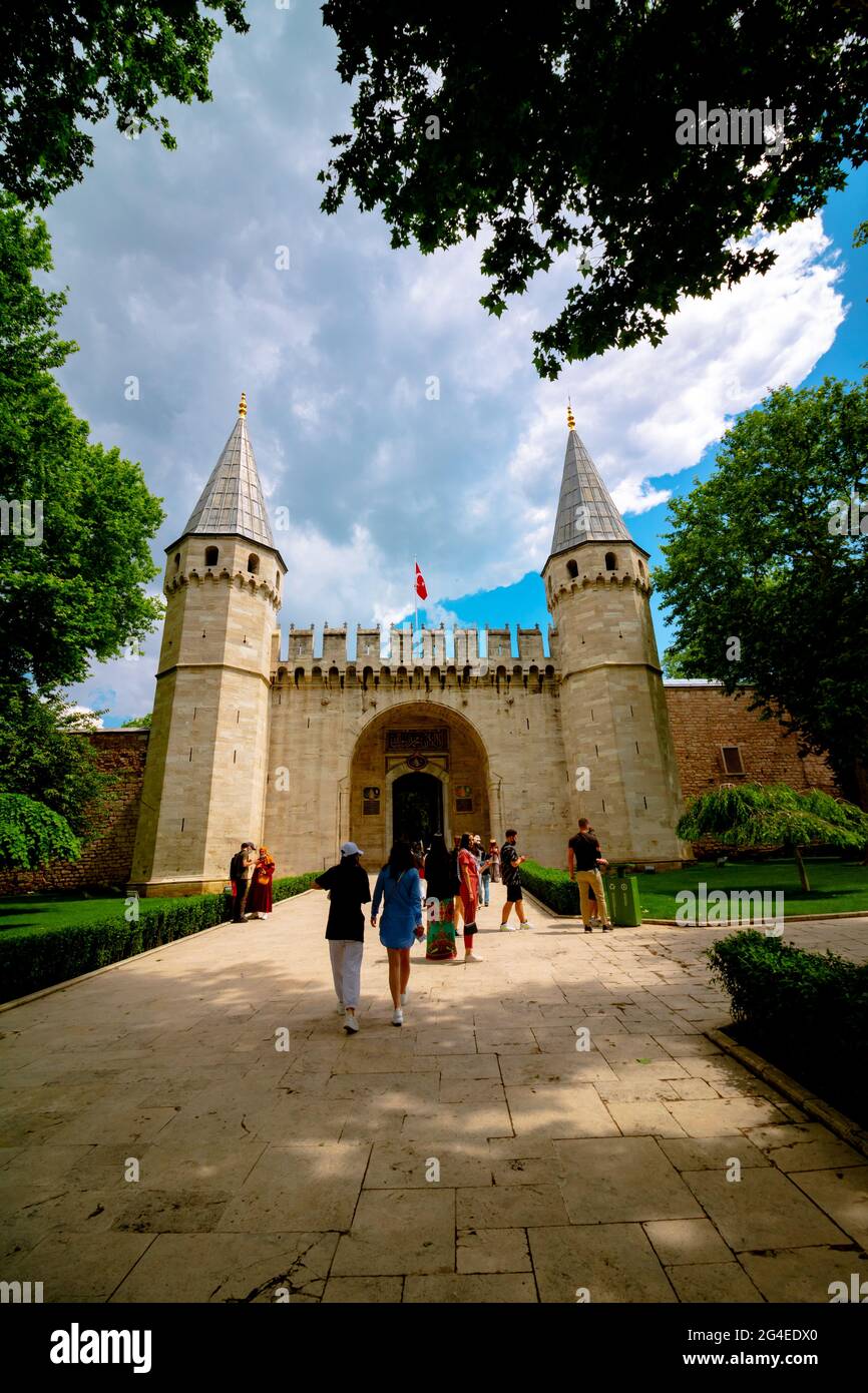 Istanbul Turchia - 6.5.2021: Ingresso al Palazzo Topkapi e turisti. Topkapi Sarayi a Istanbul. Turismo in Turchia. Palazzi Ottomani. Foto Stock