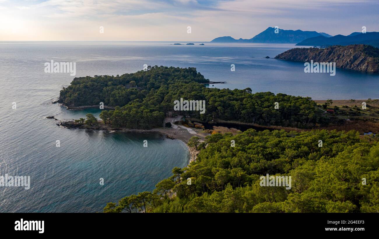 Le aree verdi e il mare in armonia con questo pezzo di terra, che ha l'aspetto di una piccola isola, crea una bella immagine. Foto Stock