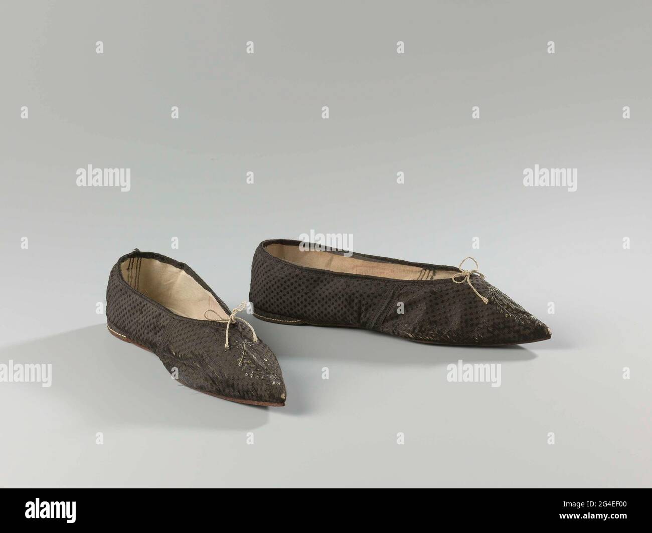 Queste scarpe piatte e in seta erano molto delicate; di solito venivano  rovinate dopo una sola notte di ballo. Per proteggere le scarpe da polvere,  fango e pietre sulle strade non