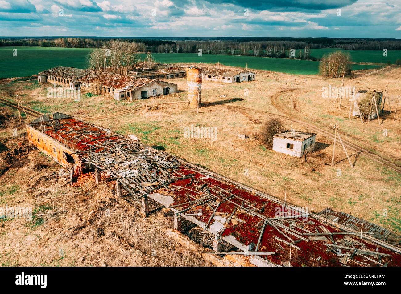 Bielorussia. Fienile abbandonato, Shed, cowsheds, Agriturismo in zona di insediamento di Chernobyl. Chornobyl catastrofe disastri. La Camera in Bielorussia è dilapida Foto Stock