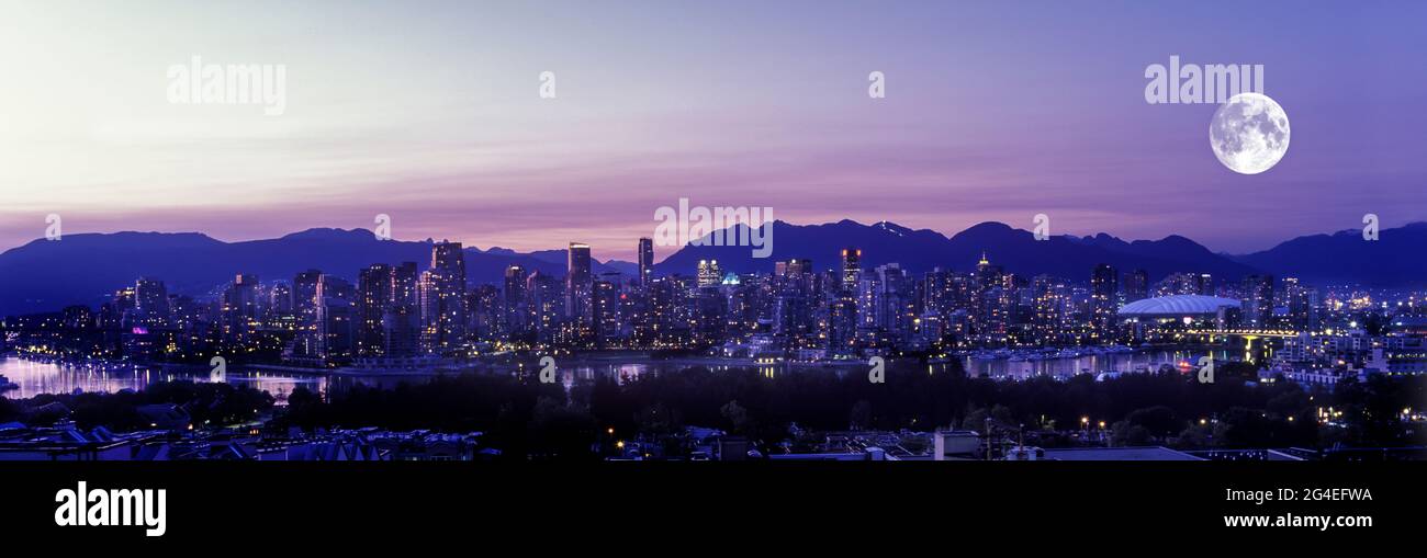 2009 STORICO FALSE CREEK SKYLINE CENTRO DI VANCOUVER A COSTA MONTAGNE BRITISH COLUMBIA CANADA Foto Stock