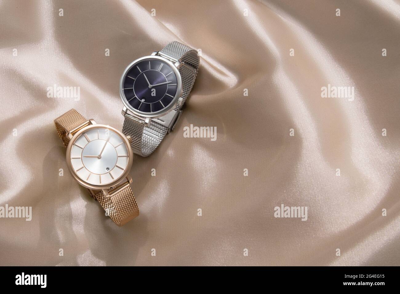 Orologi da donna posati su seta in luce solare calda e luminosa Foto stock  - Alamy