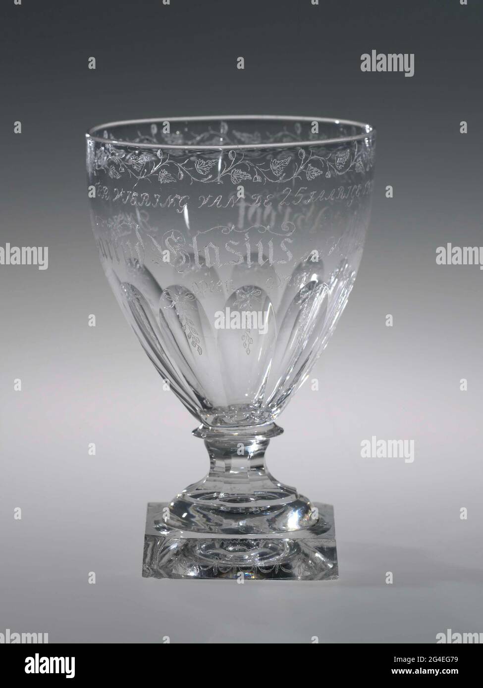 . Kelkglas su un piede a volta su una base quadrata. Tribù corta e sfaccettata. Calice ricurvo con terreno sfaccettato. Sul calice il testo inciso: Per celebrare il giorno del matrimonio di 25 anni, Van // Dweder Barend Glaus e Lady Grietje de Groot. // op den 9 Maij 1791. Foto Stock