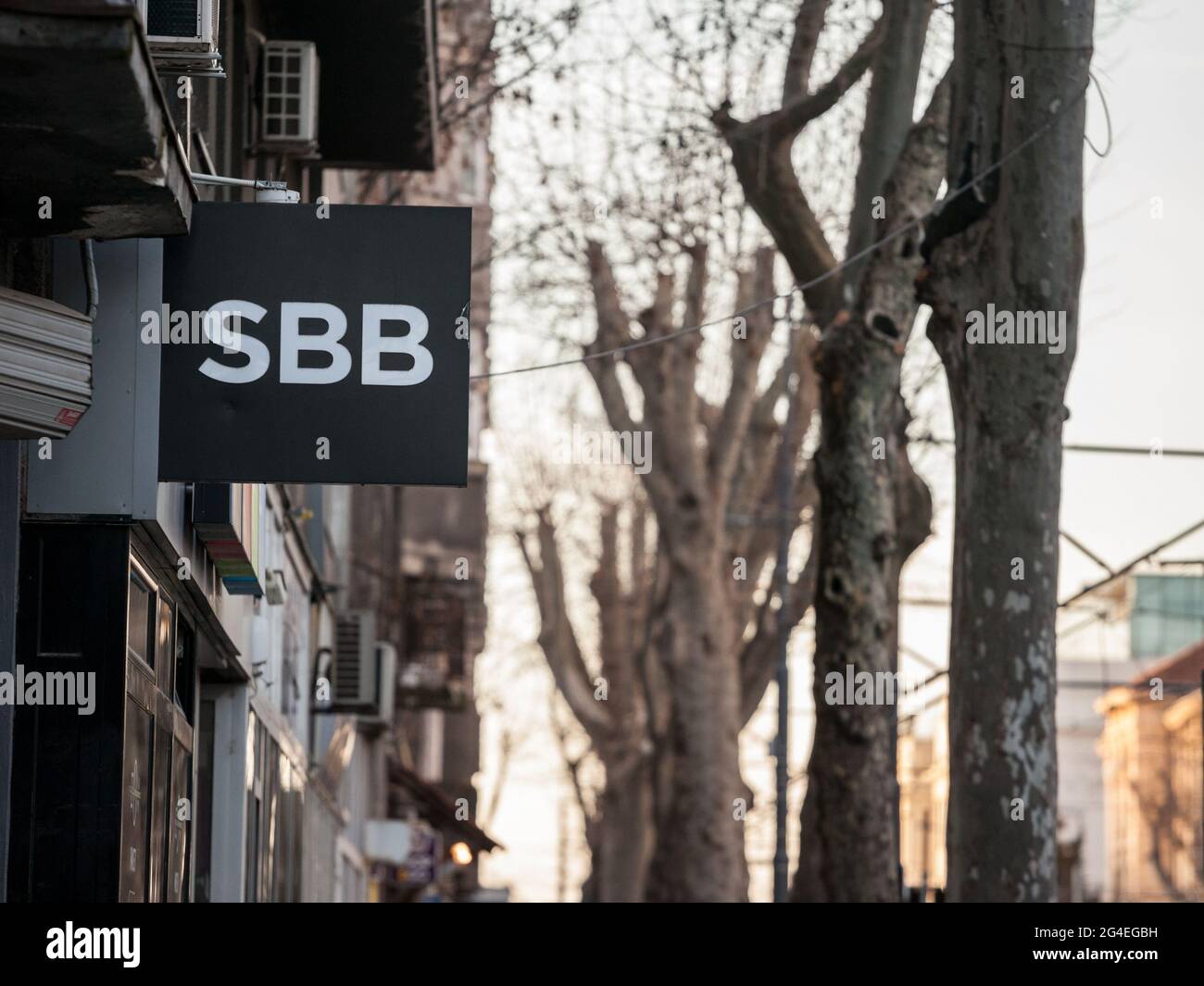 Immagine di un segno con il logo di Serbia Broadband di fronte alla loro sede principale per Belgrado, Serbia. Erbia Broadband è una televisione via cavo e a banda larga Foto Stock