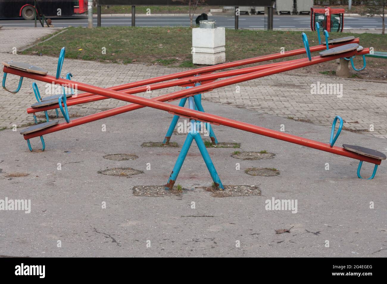 Immagine di un toter per bambini in un parco giochi, vuoto, con una messa a fuoco sui posti a sedere. Un seesaw (conosciuto anche come un teeter-totter o un teeterboard) è un lungo Foto Stock