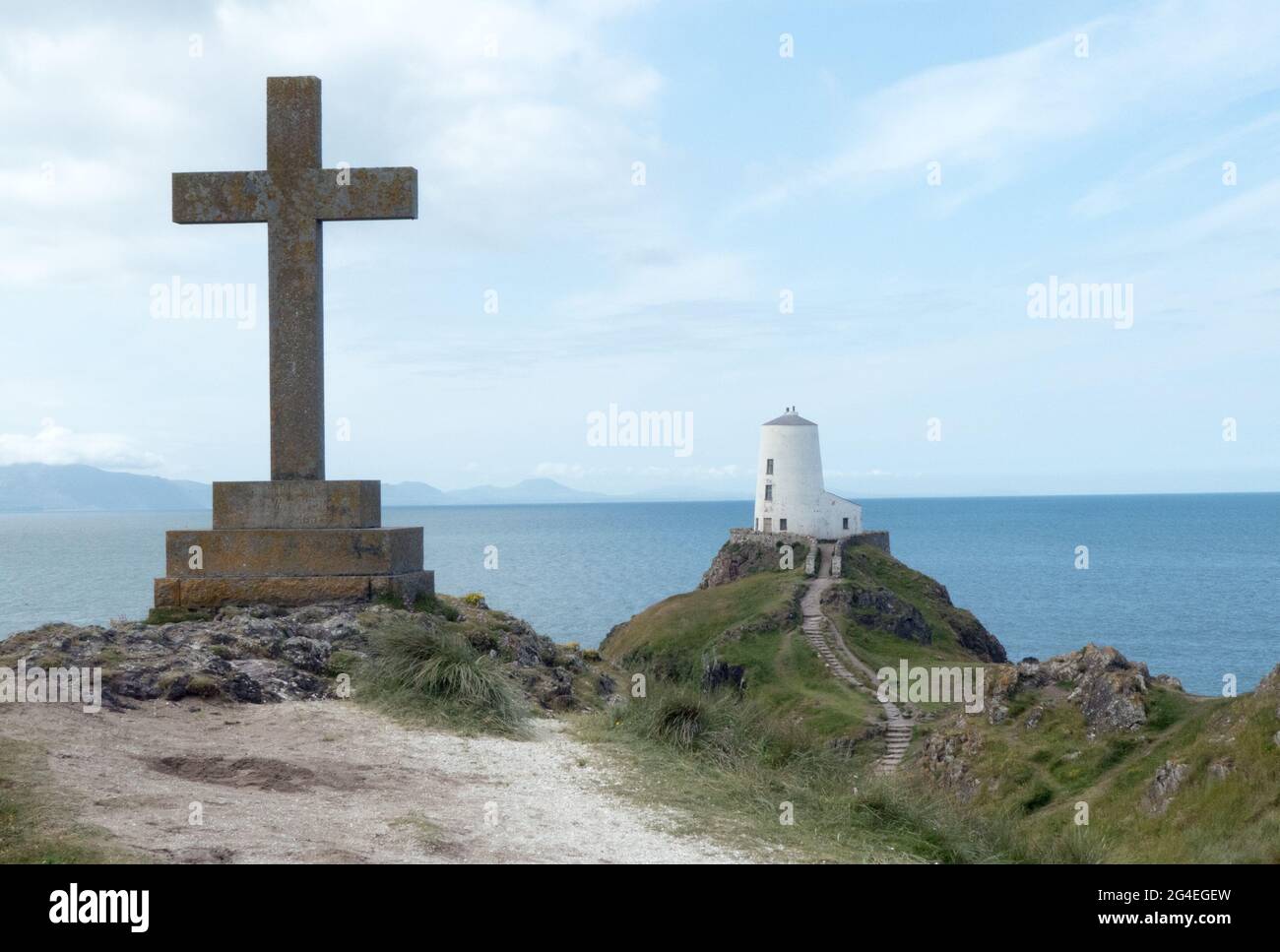 Cross e Twr Mawr faro Isola di Llanddwyn Anglesey Foto Stock