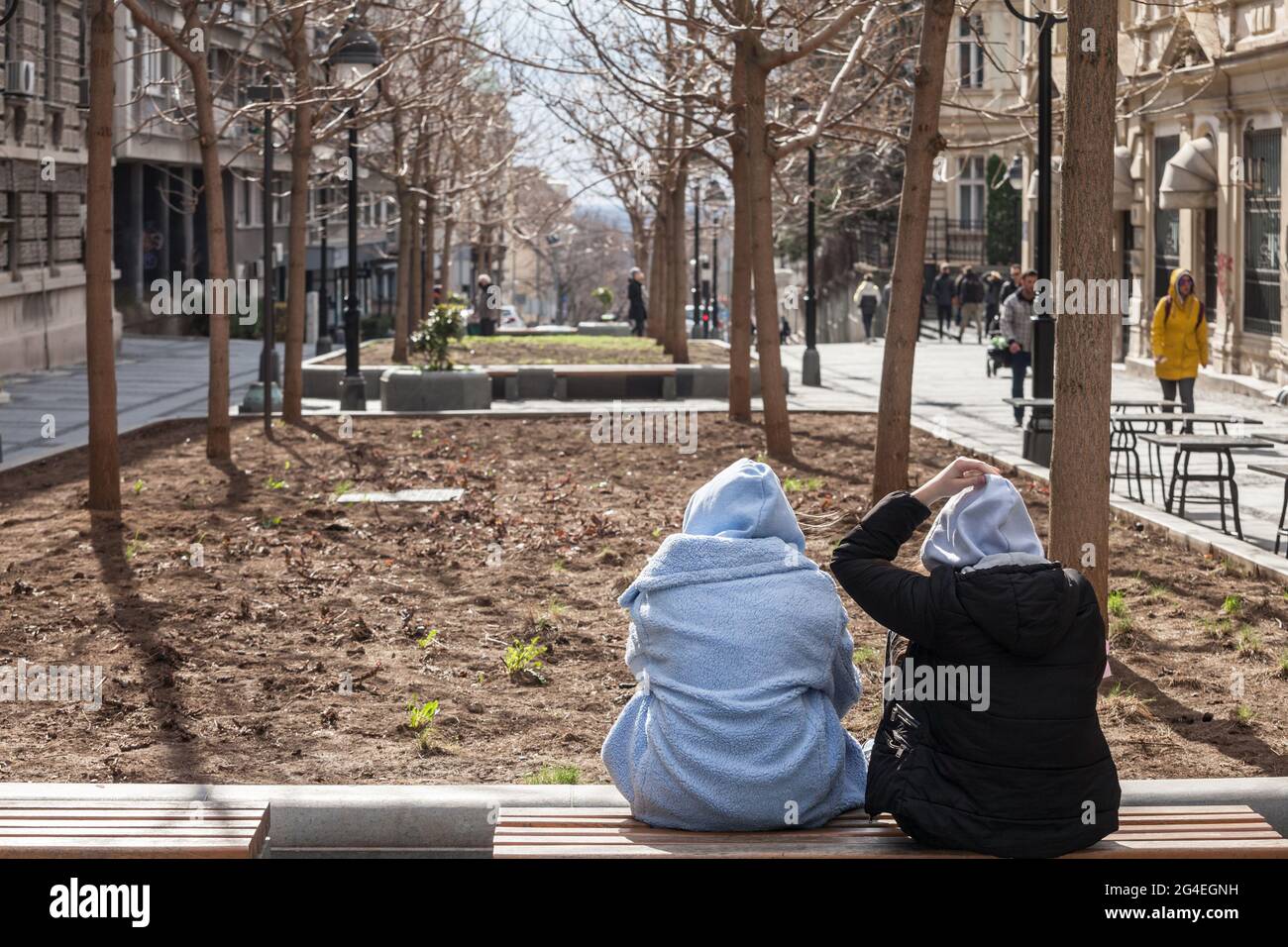 Foto di due ragazze, adolescenti, sedute per le strade di Belgrado, Serbia, con una felpa con cappuccio. Una felpa con cappuccio (in alcuni casi è anche felpa con cappuccio e. Foto Stock