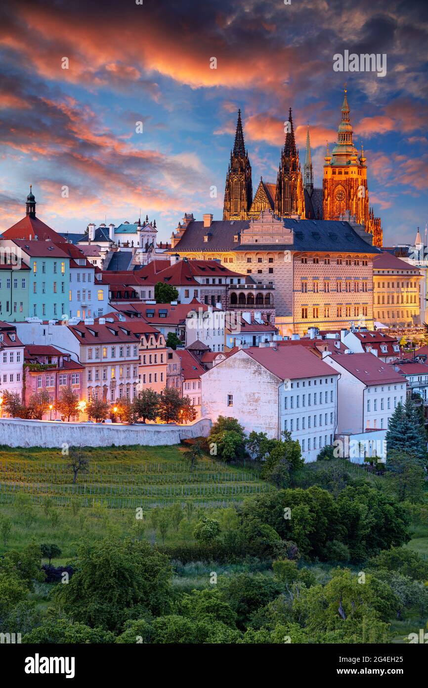 Skyline di Praga. Immagine aerea del paesaggio urbano di Praga, capitale della Repubblica Ceca con la Cattedrale di San Vito al tramonto estivo. Foto Stock