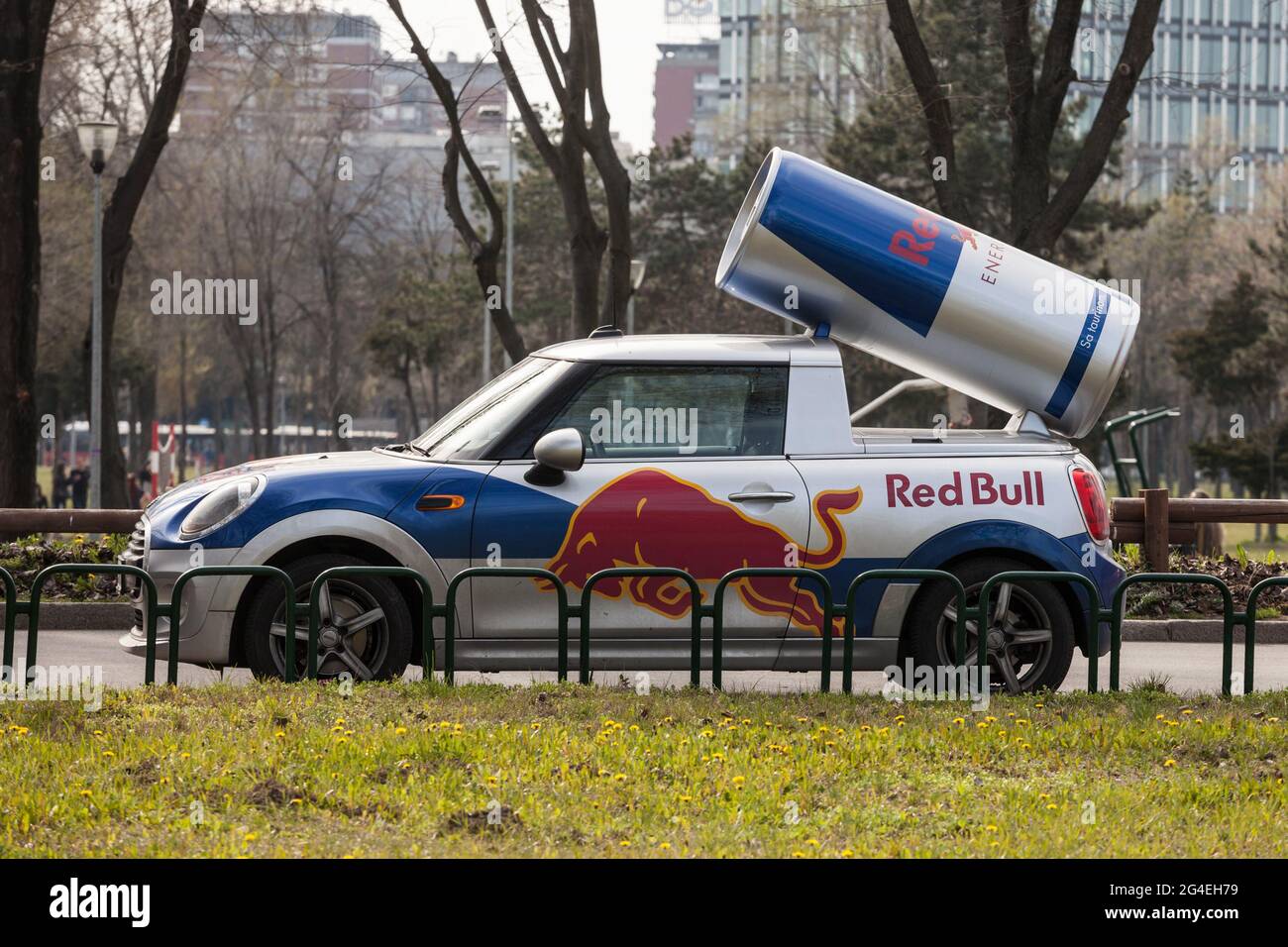 Immagine di un'auto con una lattina gian su di essa con il logo promozionale di Red bull. Red Bull è una bevanda energetica venduta dalla Red Bull GmbH, una società austriaca c Foto Stock