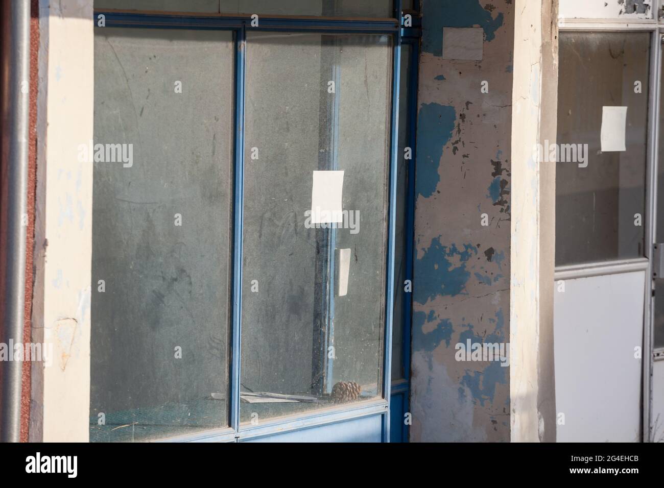 Immagine della vetrina di un negozio di boutique anabbonato polveroso, in un'area economicamente danneggiata. Foto Stock