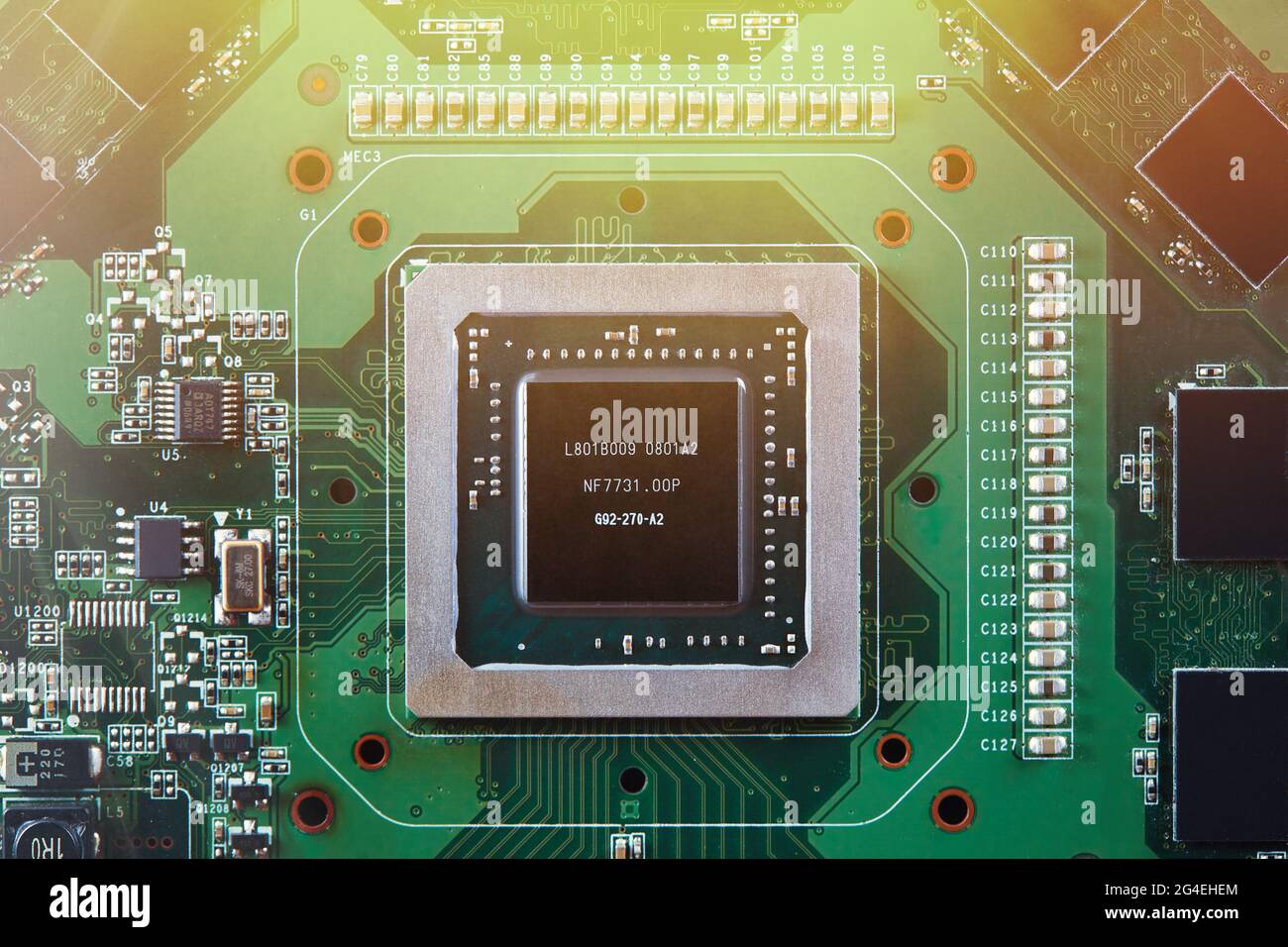 Scheda a circuito stampato per computer, GPU con processore e microchip. Valuta elettronica, internet finance Crypto valuta. Concetto di estrazione Bitcoin. Foto Stock