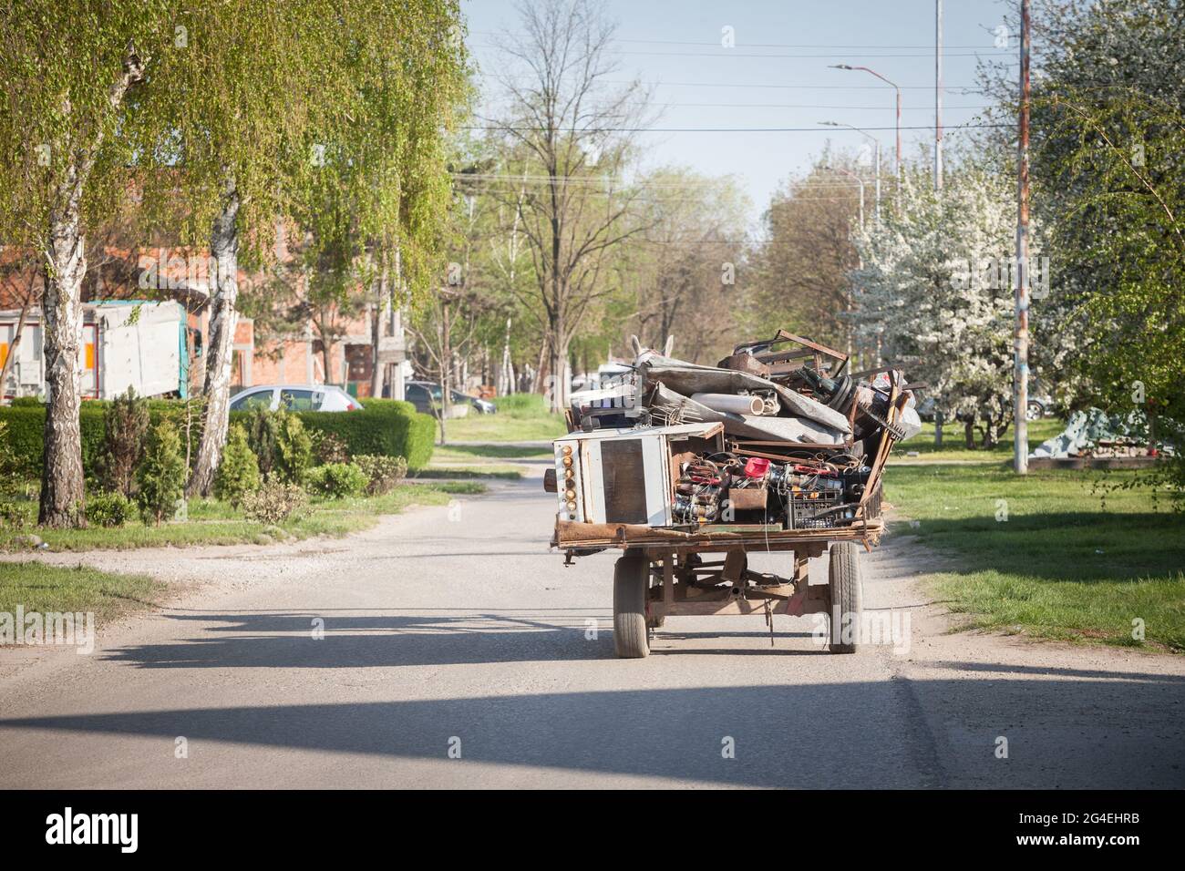 Immagine di un carro di cavalli appartenente alla comunità rom passando per le strade di Pancevo, Serbia, per acquistare e raccogliere rifiuti e riciclare ciò che è va Foto Stock