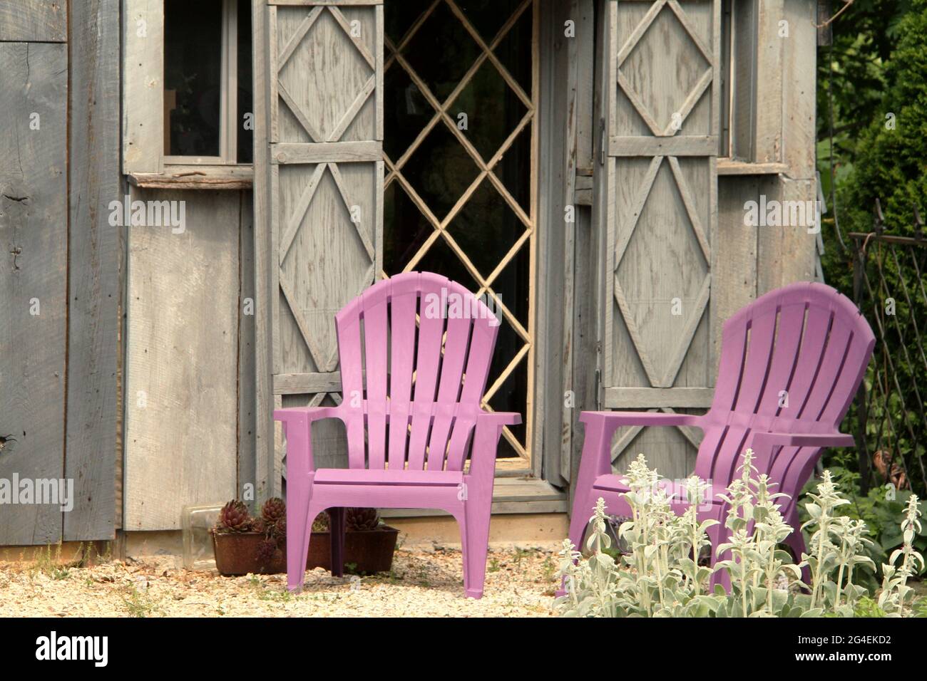 Sedie da prato da un capanno in una proprietà privata, Stati Uniti Foto Stock