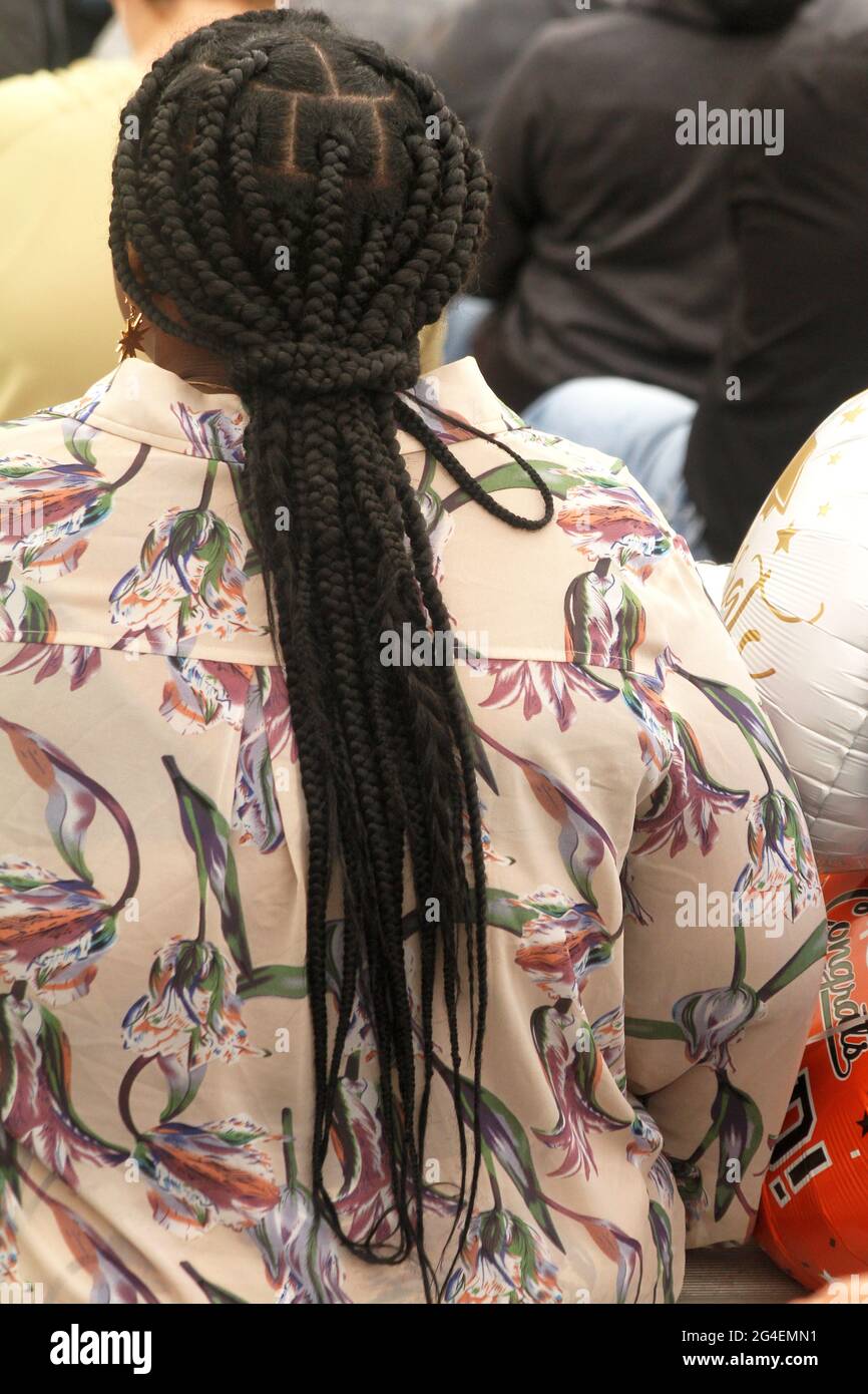 Donna afro-americana con capelli intrecciati Foto Stock