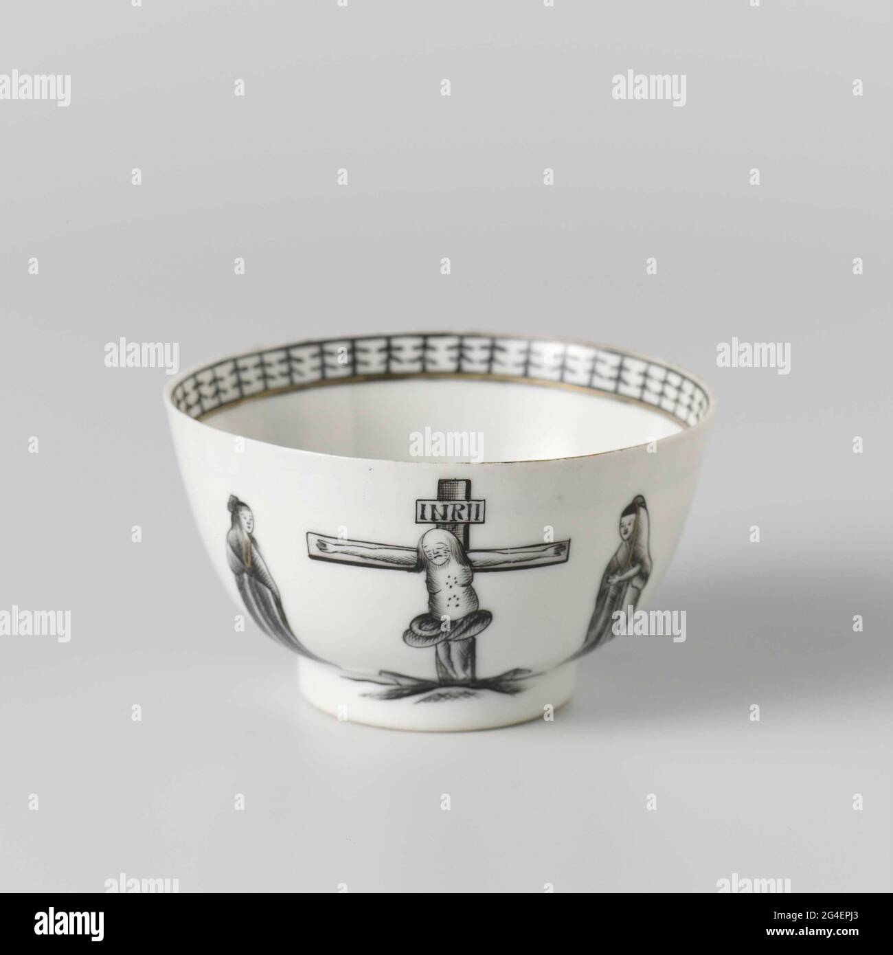 . Testa di porcellana a campana con parete dritta, dipinta sullo smalto in nero e oro. Sull'esterno due volte una rappresentazione della crocifissione con le due Maria; il fondo con un rametto; sul bordo interno una fascia con un disegno decorativo. Parte di un servizio di tè. Spettacolo europeo a Encre de Chine. Foto Stock